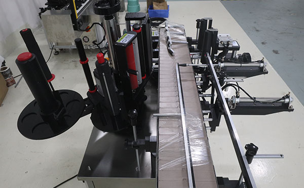 高速貼標(biāo)機(jī),貼標(biāo)機(jī),全自動貼標(biāo)機(jī)