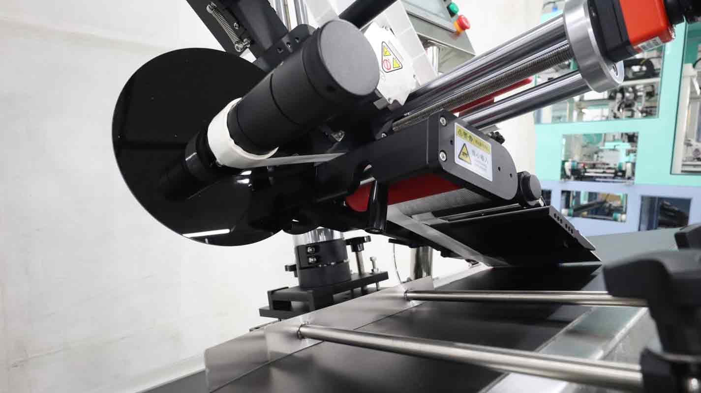 物流包裹面單貼標(biāo)機(jī):自動分頁,高效精準(zhǔn)省人工