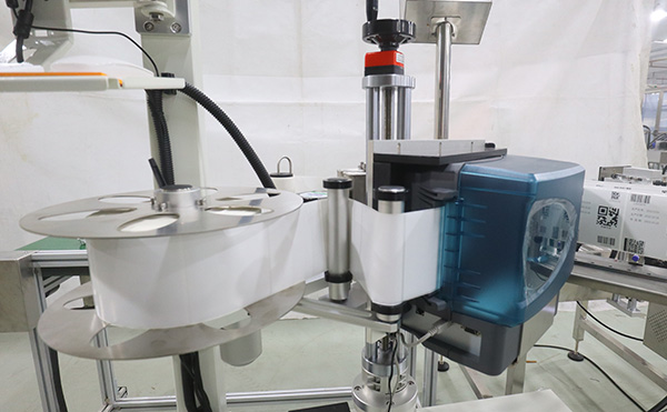 即時打印貼標機,打印貼標機設(shè)備,全自動貼標機生產(chǎn)廠家,高臻智能